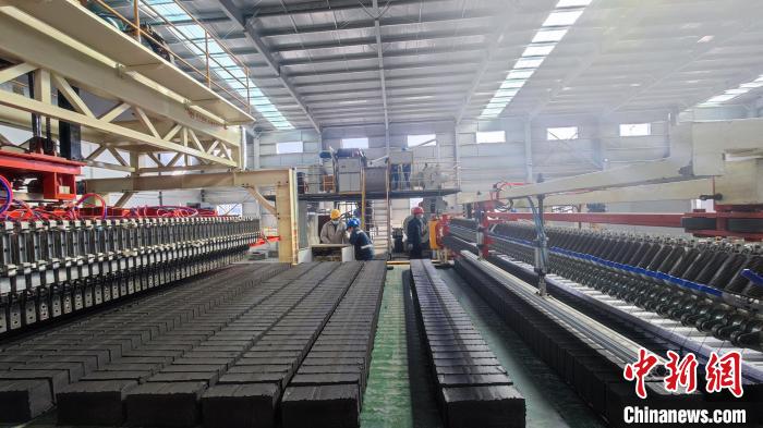 圖為張掖市宏能煤業(yè)有限公司煤矸石綜合利用項(xiàng)目現(xiàn)場。(資料圖) 錢大偉 攝