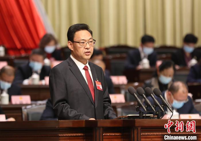 圖為青海省西寧市人民政府代市長石建平作政府工作報告?！∑钤鲚?攝