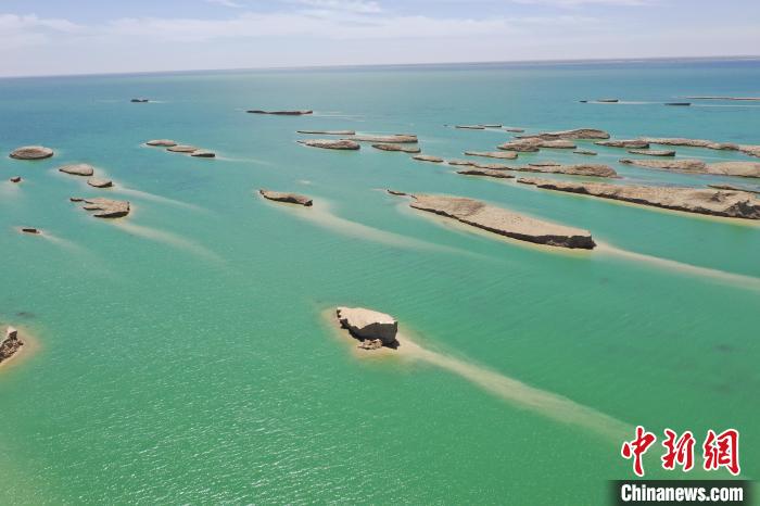 圖為海西州境內(nèi)的水上雅丹風光?！≮w凜松 攝