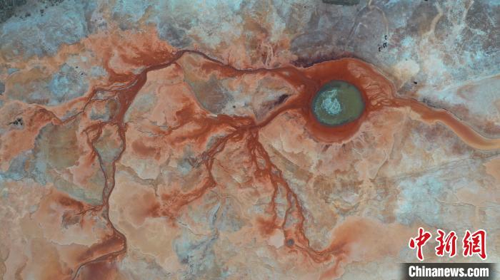 圖為海西州境內(nèi)的“網(wǎng)紅”景點“惡魔之眼”?！≮w凜松 攝