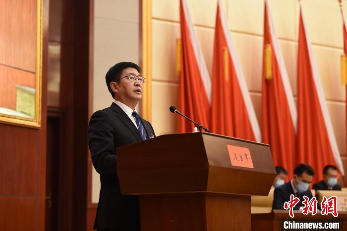 圖為青海省果洛州人民政府州長葉萬彬作政府工作報(bào)告?！　《嘟馨盒?攝