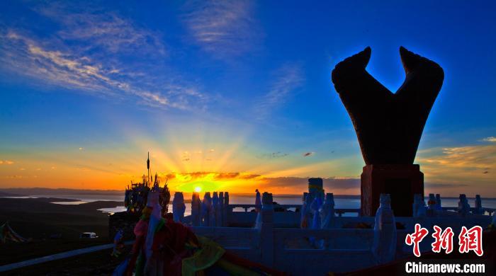 資料圖為果洛州境內(nèi)的黃河源頭牛頭碑。　果洛州委宣傳部供圖