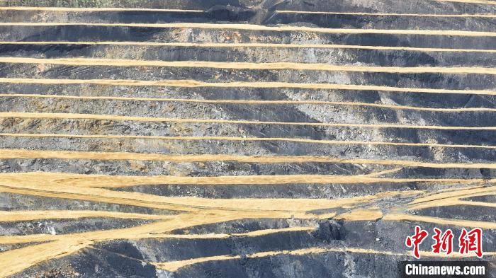 航拍圖為青海省海西蒙古族藏族自治州天峻縣木里礦區(qū)?！●R銘言 攝