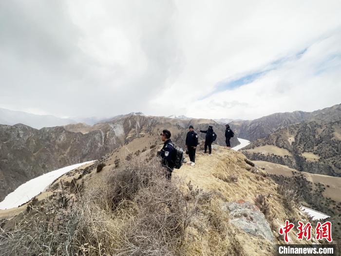 圖為曲麻萊縣崗當(dāng)村的生態(tài)管護(hù)人員開展巡護(hù)?！《“瓦_(dá)杰 攝