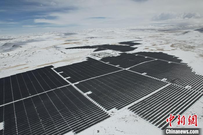 圖為航拍雪后光伏電站。資料圖 姜佳保供圖