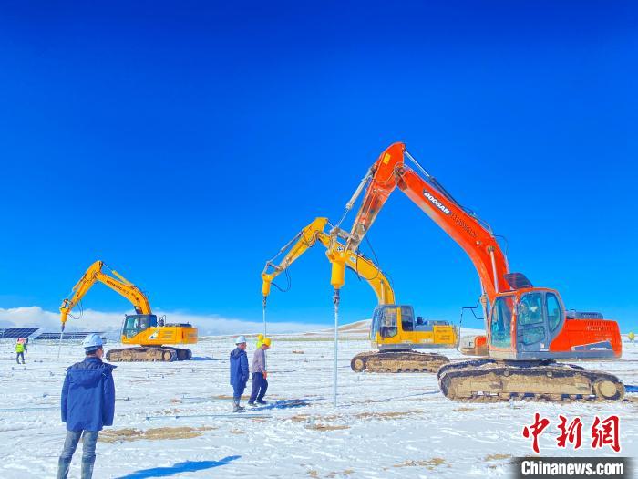 圖為雪中施工。資料圖 姜佳保供圖