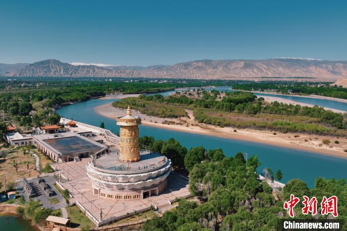 航拍青海貴德黃河岸畔綠意濃濃。　趙凜松 攝