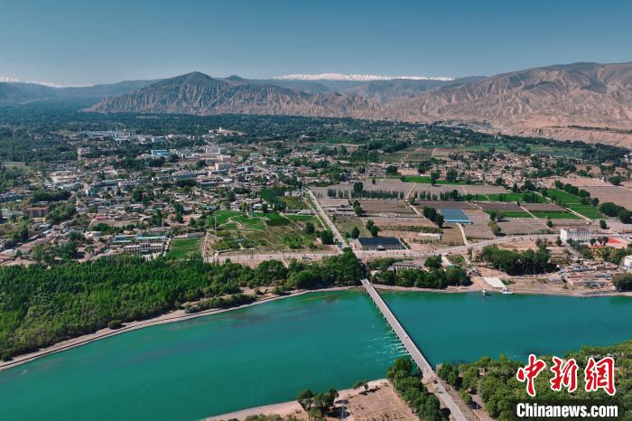 航拍青海貴德黃河岸畔綠意濃濃。　趙凜松 攝