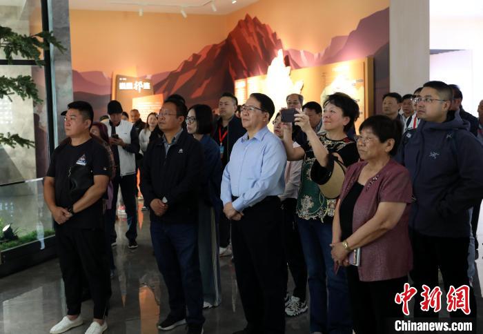 圖為臺(tái)商參訪祁連山國(guó)家公園生態(tài)科普館?！⊙Φ?攝