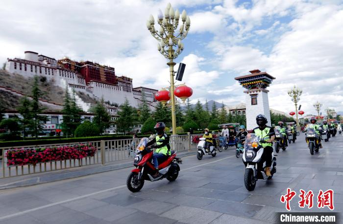 圖為2023年極地G219集結(jié)賽暨金卡納場地賽選手途經(jīng)拉薩布達拉宮?！∮文恋厍蚬﹫D