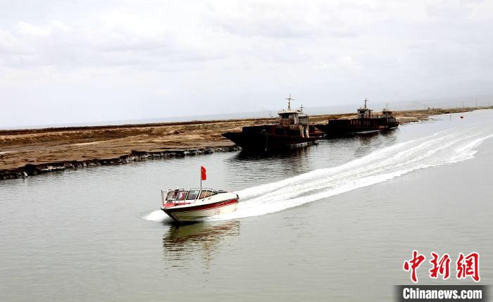 圖為茶卡鹽湖?！⊙Φ?攝