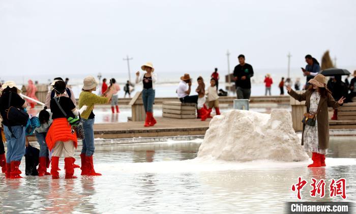 圖為游客在茶卡鹽湖拍照?！⊙Φ?攝