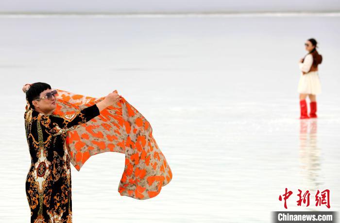 圖為游客在茶卡鹽湖拍照?！⊙Φ?攝