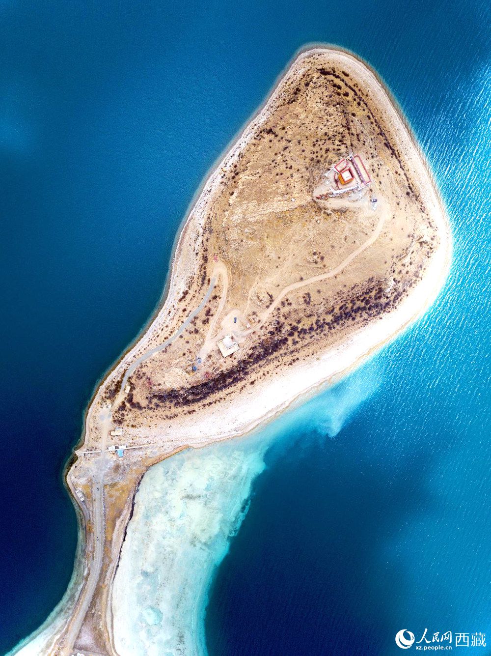 無人機視角下的西藏羊卓雍錯日托寺風(fēng)光。人民網(wǎng)記者 次仁羅布攝