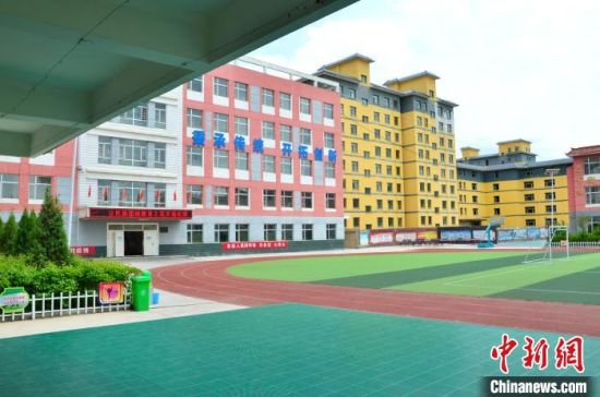 圖為化隆縣第一小學。　魯?shù)り枴z