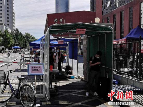 中國(guó)科學(xué)院大學(xué)校門外，豎立著“家長(zhǎng)止步”的提示牌。 中新網(wǎng) 張尼 攝