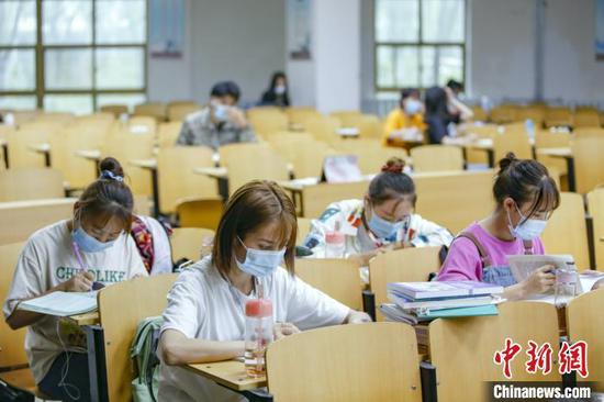 資料圖：學(xué)生在圖書館自習(xí)室內(nèi)學(xué)習(xí)?！⑾A 攝