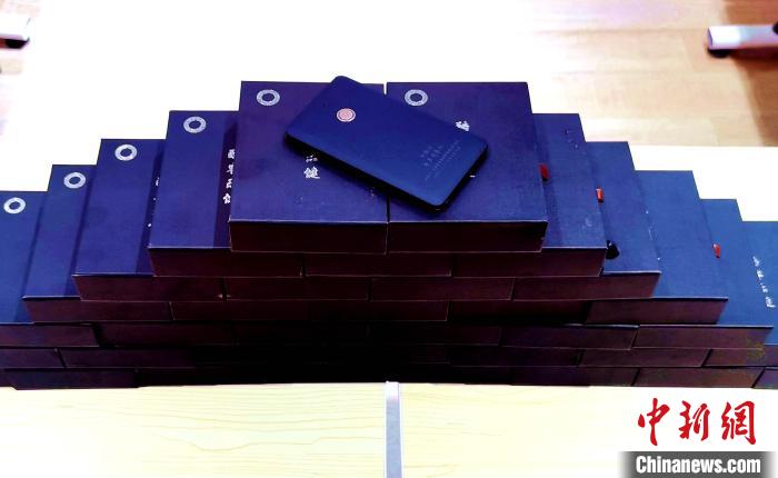 圖為西藏高山文化發(fā)展基金會向聶榮縣完全小學(xué)捐助的“電子健康體檢儀”?！∮谫e 攝