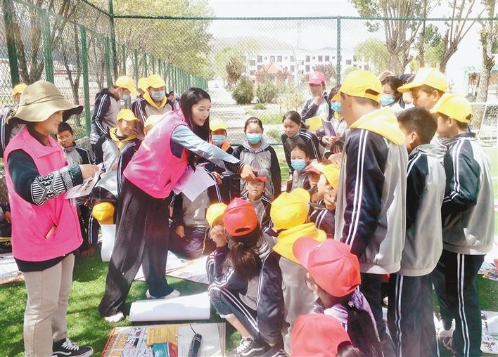 瓊結(jié)縣“四講四愛”宣講員在瓊結(jié)縣中學宣講。記者 段敏 攝.jpg