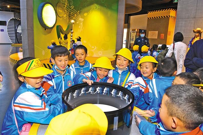 圖為10月29日，一年級(jí)的同學(xué)們?cè)诳萍拣^參觀體驗(yàn)。李洲 攝.jpg