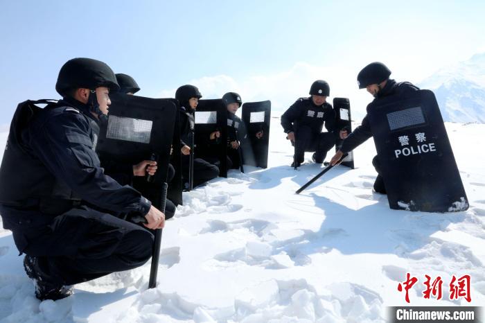 圖為扎西堅(jiān)參與隊(duì)友在巡邏途中?！≡鲌?jiān)參供圖