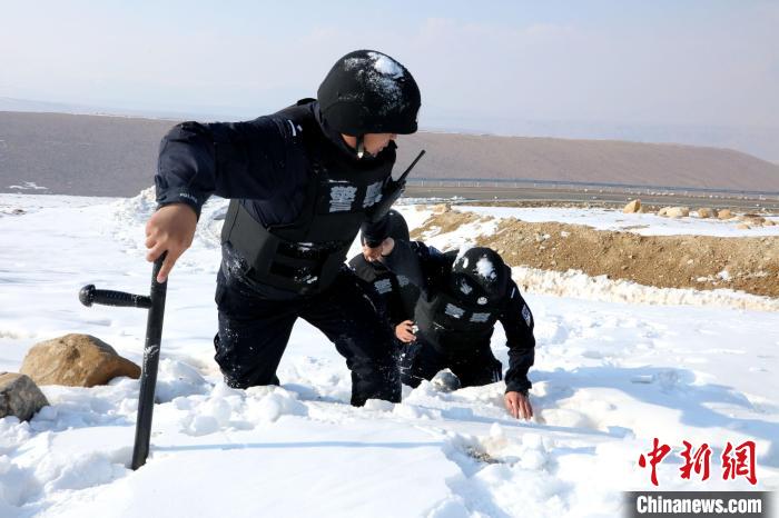 圖為扎西堅(jiān)參與隊(duì)友在巡邏途中?！≡鲌?jiān)參供圖