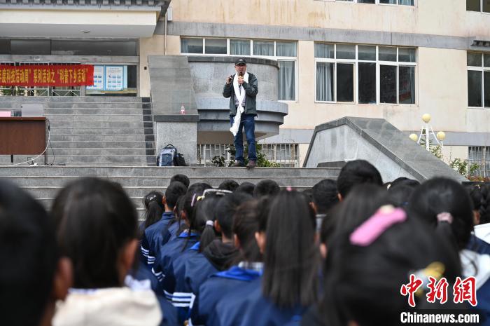 圖為西藏大學教授寧長春為中學生授課?！≮w朗 攝