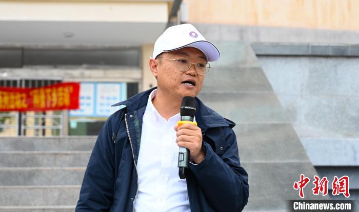 圖為西藏大學教授李昊為中學生授課?！≮w朗 攝