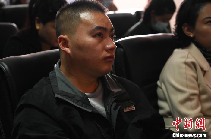 圖為企業(yè)工作人員參加講座?！≮w朗 攝