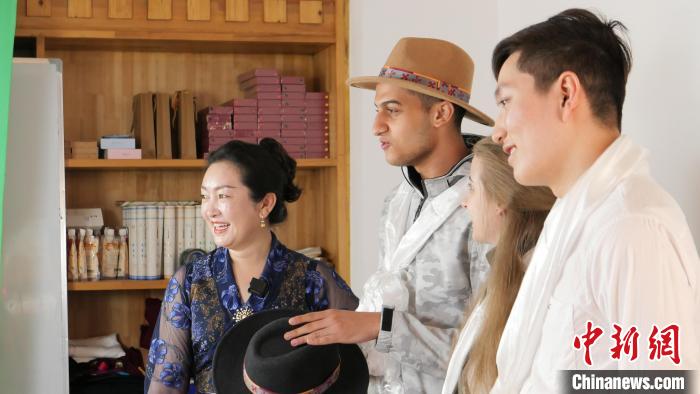 圖為留學(xué)生們正在直播帶貨?！≈x牧 攝