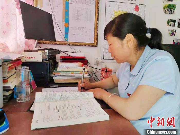 甘肅環(huán)縣“全能老師”堅守“麻雀學(xué)?！保簩W(xué)生在，我就在