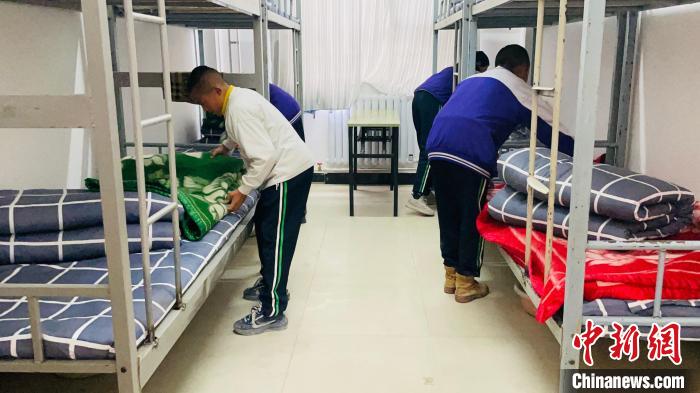 青?，敹嗟卣馂?zāi)后重建見(jiàn)聞：從帳篷教室到分區(qū)上課