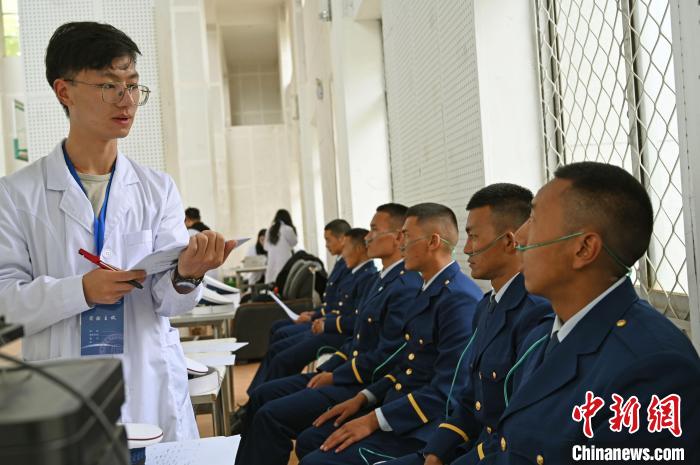 圖為研究團隊成員登記消防員信息。　趙朗 攝