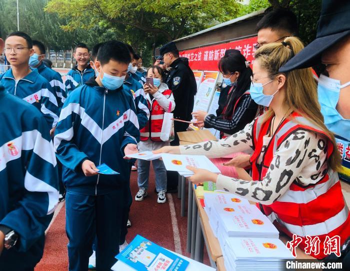 圖為西寧市法制宣傳進校園。　西寧市城西區(qū)供圖