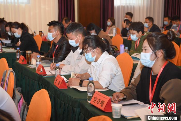 圖為第十五期全國(guó)預(yù)防青少年違法犯罪工作理論與務(wù)實(shí)高級(jí)研修班學(xué)員正在上課?！∝暩聛硭?攝