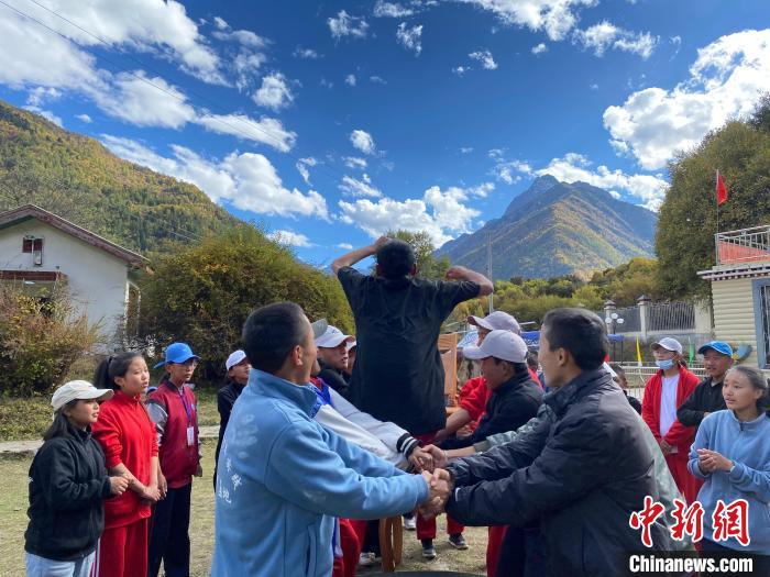 圖為學(xué)生們在西藏巴松措青少年活動營地開展趣味活動?！∥鞑厍嗌倌陮嵺`教育基地供圖