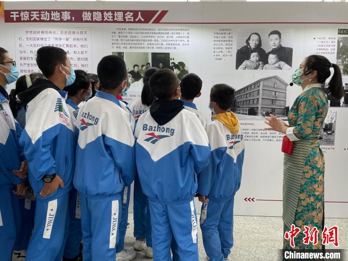 圖為學(xué)生正在聽講解員講解?！≈x牧 攝