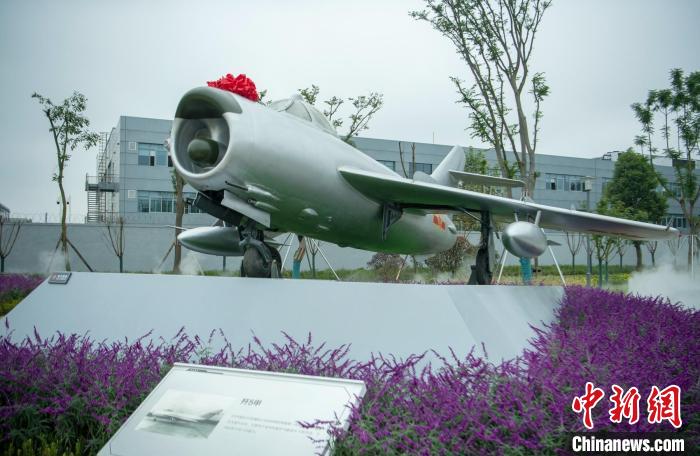 園林式戰(zhàn)斗機(jī)博物館內(nèi)展示的“殲5甲”飛機(jī)?！⒅铱?攝