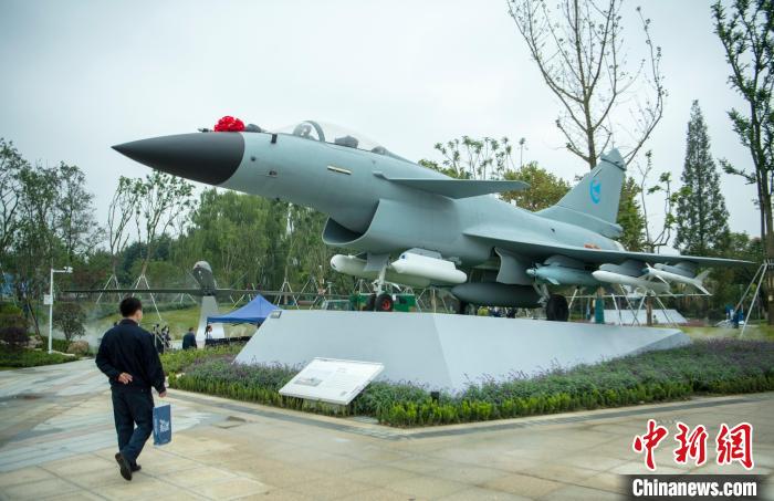 園林式戰(zhàn)斗機(jī)博物館內(nèi)展示的“殲10C”飛機(jī)?！⒅铱?攝
