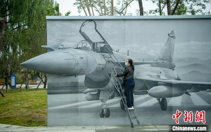 “猛龍出擊”互動(dòng)墻前市民體驗(yàn)登機(jī)場(chǎng)景?！⒅铱?攝