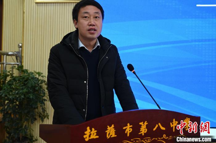 圖為城關(guān)區(qū)委副書記、區(qū)委教育工作領(lǐng)導(dǎo)小組組長汪鋒致辭?！≮w朗 攝