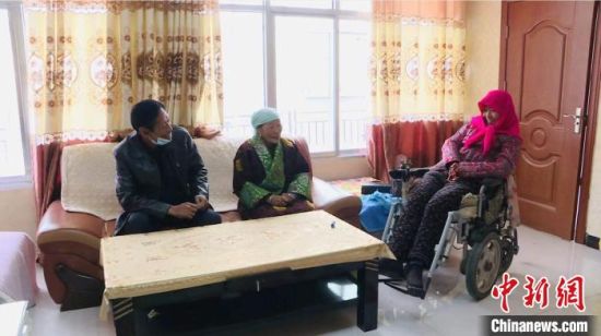 圖為仁欠卓瑪一家在房間里愉快的聊天。　都蘭縣委宣傳部 供圖 　　