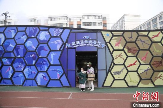 圖為西寧市第一中學濕地科普宣教館?！±罱瓕?攝