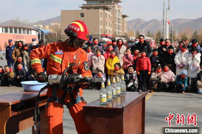 圖為消防救援人員技能展示?！铨埥?攝