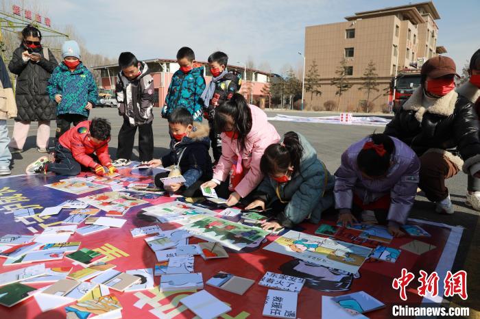 圖為小朋友們參加趣味游戲活動(dòng)?！铨埥?攝