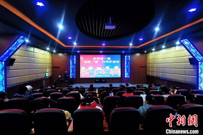 圖為小朋友們上消防安全知識(shí)教育課?！铨埥?攝