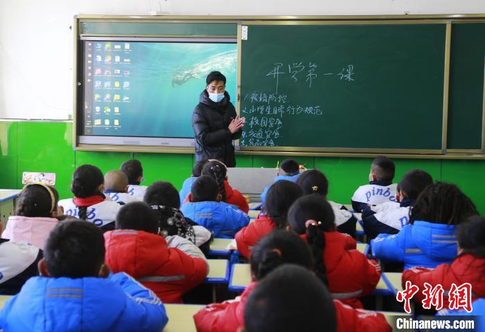 圖為學(xué)生正在上課?！●R銘言 攝