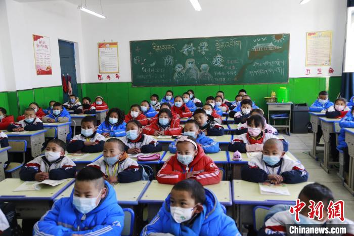 圖為正在上課的學(xué)生?！●R銘言 攝