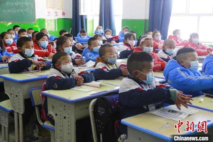 圖為學(xué)生學(xué)習(xí)七步洗手法?！●R銘言 攝