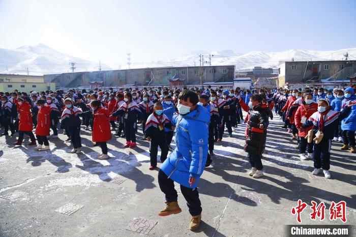 圖為學(xué)生跳起歡快的藏族舞蹈迎接新學(xué)期。　馬銘言 攝